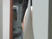 真实偷拍隔壁家小妹洗澡吹头发