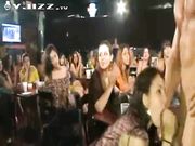 20对年轻情侣 酒吧淫荡乱交party现场