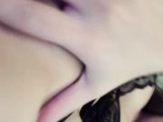 黑丝人妻自慰不过瘾 对着镜子抠骚逼