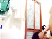 卫生间正准备洗澡时老师突然拿起我的鸡巴舔