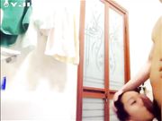 卫生间正准备洗澡时老师突然拿起我的鸡巴舔