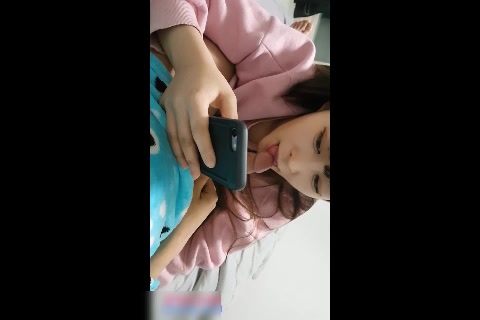 獨家網路熱點視訊：清純小主播吃着大屌與粉絲互動