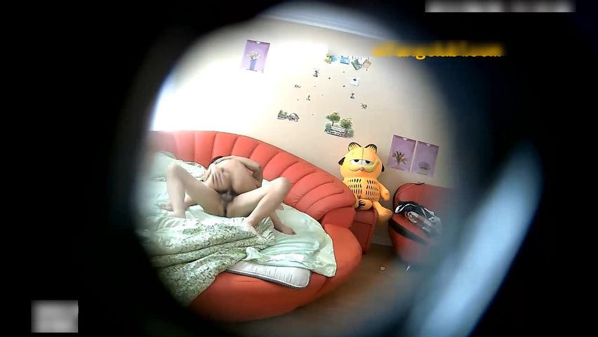 中年大叔圆床房啪啪阴毛稀疏性感大学生妹子连续肏了