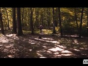 与金发美人在大自然中享受性爱的乐趣