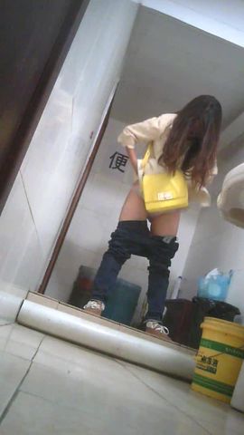 大学女厕所系列最后的长腿黑丝玉女绝对是个风骚型