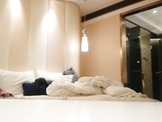 性感黑丝美女淫歌艳舞表演后又叫个美女玩双飞2