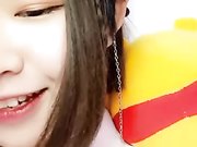 短发漂亮萌萌哒妹子白衣裙子床上跳弹震动道具JJ抽插自慰