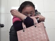 商场排队厕拍系列长的还不错的可爱妹子对着镜子搔首弄姿