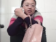 商场排队厕拍系列长的还不错的可爱妹子对着镜子搔首弄姿