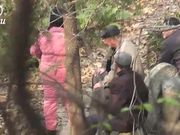 公园密林里2个老头与中年妇女一个干另一个放哨内射