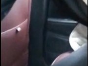 性感的白领小姐姐搭顺风车聊得投机就和司机小哥在路边车震