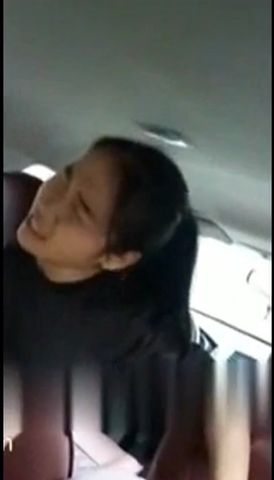 性感的白领小姐姐搭顺风车聊得投机就和司机小哥在路边车震