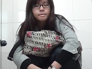 商场排队厕拍系列超级漂亮的美女一身运动装内裤还是黑丝透明