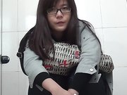 商场排队厕拍系列超级漂亮的美女一身运动装内裤还是黑丝透明