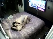 家庭网络摄像头监控偷拍小两口放着嗨哥一边草一边嗨