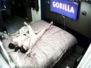 家庭网络摄像头监控偷拍小两口放着嗨哥一边草一边嗨