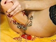 黑丝美女乳头和BB带着巨大铁环大号假屌双洞齐开