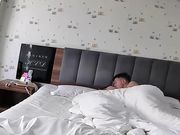 清纯妹子难耐寂寞找个小男人激情打炮