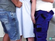 被2个安装工双屌同入的巨乳人妻