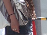 公共卫生间内急的少妇前后蹲着一起嘘嘘