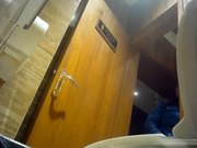 高级餐厅隐蔽的针孔服务员和顾客方便菊花私处一览无余