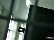 性感黑丝女狱警丽贝卡寂寞难耐勾引警卫狱房外激情