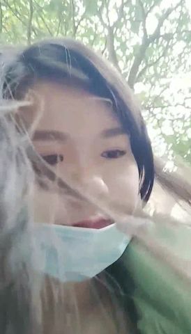 狼友刷礼物让白嫩美女主播路边等来个专车司机去树林打野战