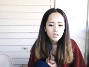 女神级华裔美女被正和朋友视频的男友脱掉内裤边操边和朋友语音