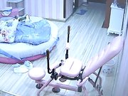 炮椅房眼镜美女特意换上情趣内裤和丝袜要求男友在炮椅上操她