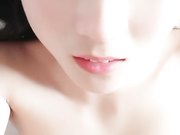 白嫩妹子床上干到阳台再到沙性欲很强