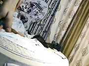 猴急小伙和少妇偷情衣服都未脱就压着人家啃个不停