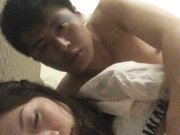 宿醉的小姨子无套趴着操射美臀擦干净免得被发现