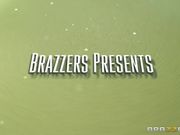 在邻居小伙子鸡巴上寻找灵感的情色小说女作家