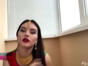 印度豐臀辣妹情趣吊帶絲襪挑逗男友口交吞精