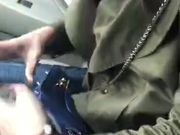 中午开车接漂亮小情人下班路边车震环卫大爷还在旁边打扫卫生了