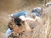 公园两学生情侣荒草掩护席地野战干完用纸巾擦一擦