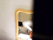 大型活动现场后台厕拍2美女们有说有笑都很兴奋啊