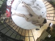 个性酒店俯拍接电话谎称在上班的大哥与大姐开房上演活春宫插完上面插下面很激情妹子喜欢女上位摇的很疯狂