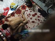 出租屋偷窥隔壁小两口过夫妻生活男的还挺猛的 把老婆艹得捂着嘴巴叫不出来去