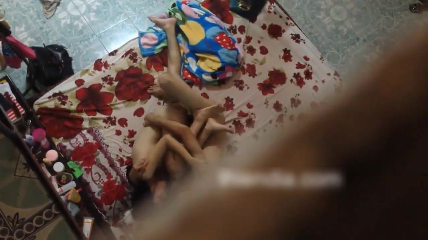 出租屋偷窥隔壁小两口过夫妻生活男的还挺猛的 把老婆艹得捂着嘴巴叫不出来去