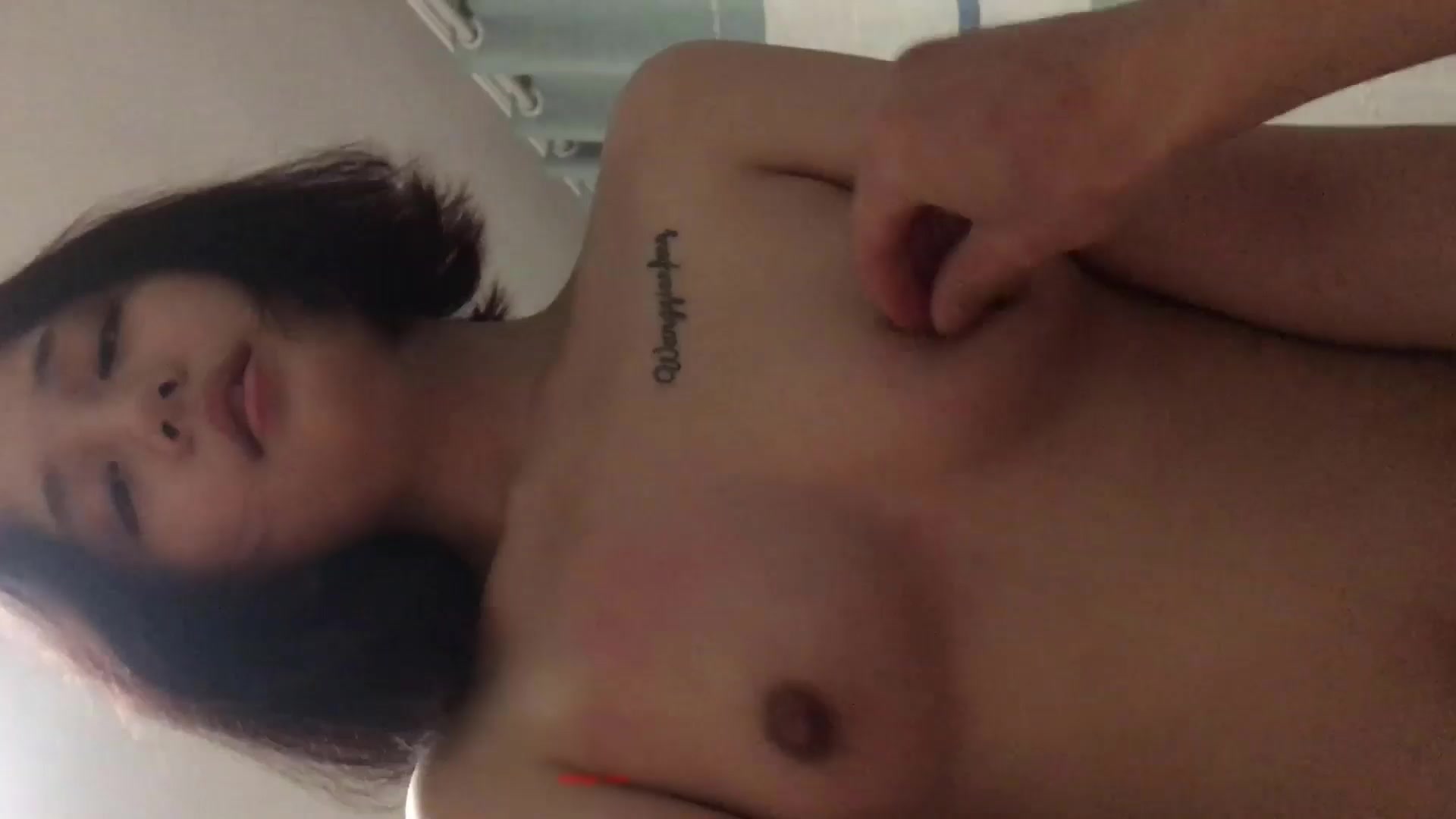 纹身短发美眉和男朋友爱爱上位嗨摇后被大屌后入