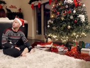 圣诞夜两个姐姐勾引弟弟啪啪最后被母亲发现