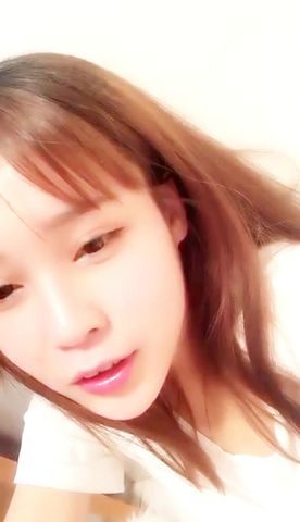 清纯萌妹子黑色道具JJ抽插自慰高潮喷水逼逼无毛很是诱惑