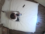 钟点炮房拍眼镜女同事约炮帅哥开房带了不少套套来赴约啊