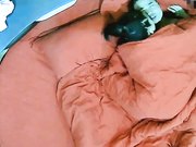 大红床上帝视角近距离偷窥土豪金小哥和白嫩美女做爱