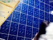 买通女室友浴室偷放摄像头偷窥两个妹子一边聊天一边洗白白