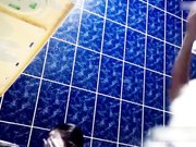 买通女室友浴室偷放摄像头偷窥两个妹子一边聊天一边洗白白