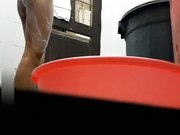 在洗澡房下面留一条大缝方便偷窥女租客洗澡