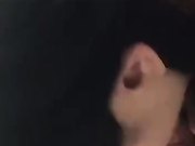 开车接女朋友真饥渴大白天的让男友把车停在路边车震