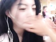 网红丝丝女神玩就玩刺激的网吧公厕内大秀厕门挡板很低踮脚就能看到